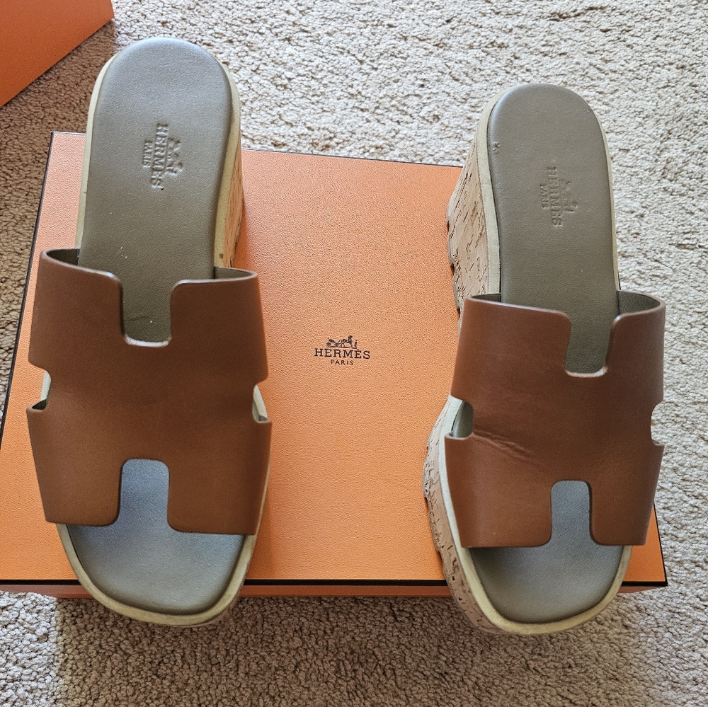 Hermès Eze Sandals in Gold size 39